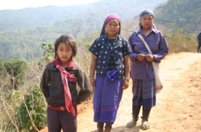 passing villagers on the way to Phou Sai